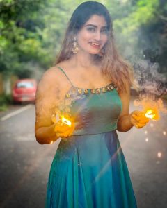 ஷிவானி நாராயணன் shivani narayanan hot shivani narayanan instagram