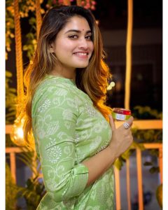 ஷிவானி நாராயணன் shivani narayanan hot shivani narayanan instagram